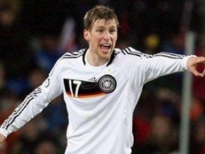 Mertesacker kanlar i�inde